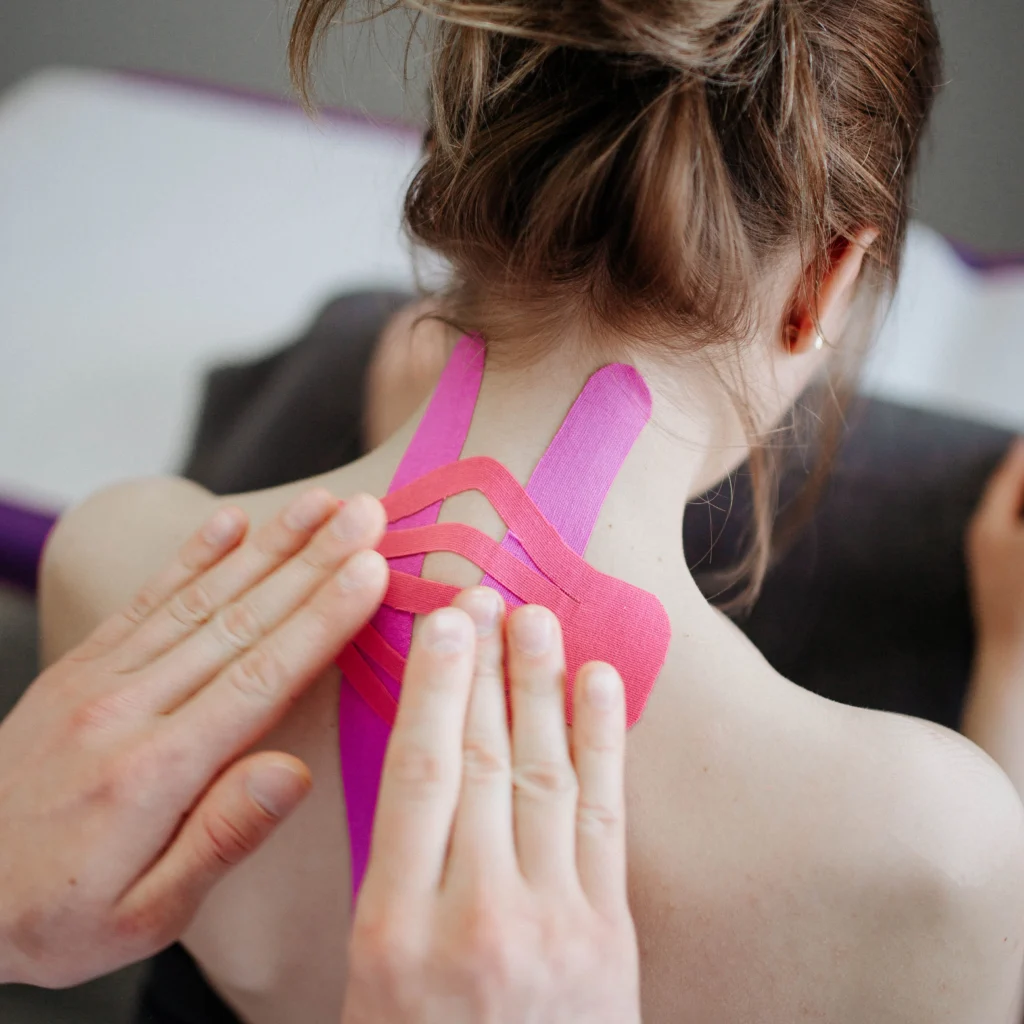 kinesiotaping w gabinecie fizjoterapeuty