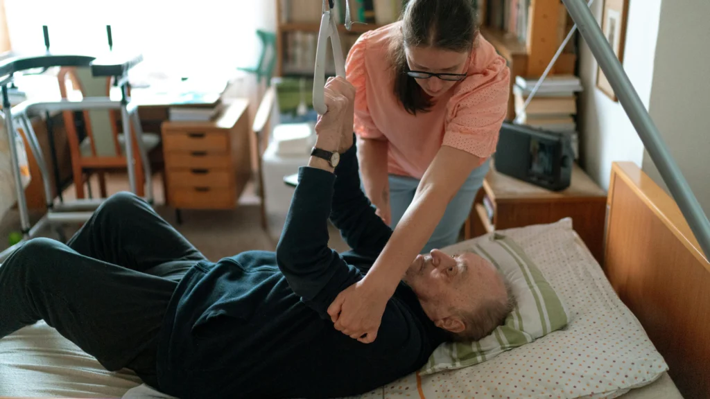 osoba leżąca na łóżku rehabilitacyjnym