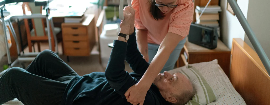 osoba leżąca na łóżku rehabilitacyjnym